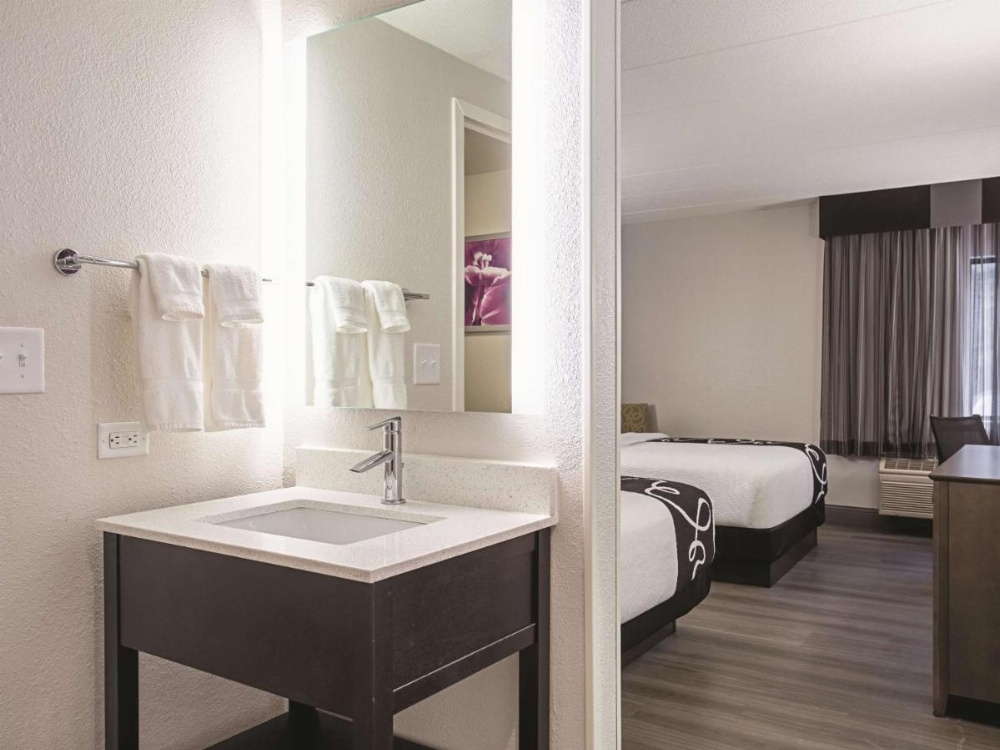 La Quinta Inn & Suites by Wyndham Baltimore N/White Marsh Image 30