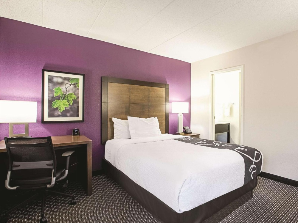 La Quinta Inn & Suites by Wyndham Baltimore N/White Marsh Image 4