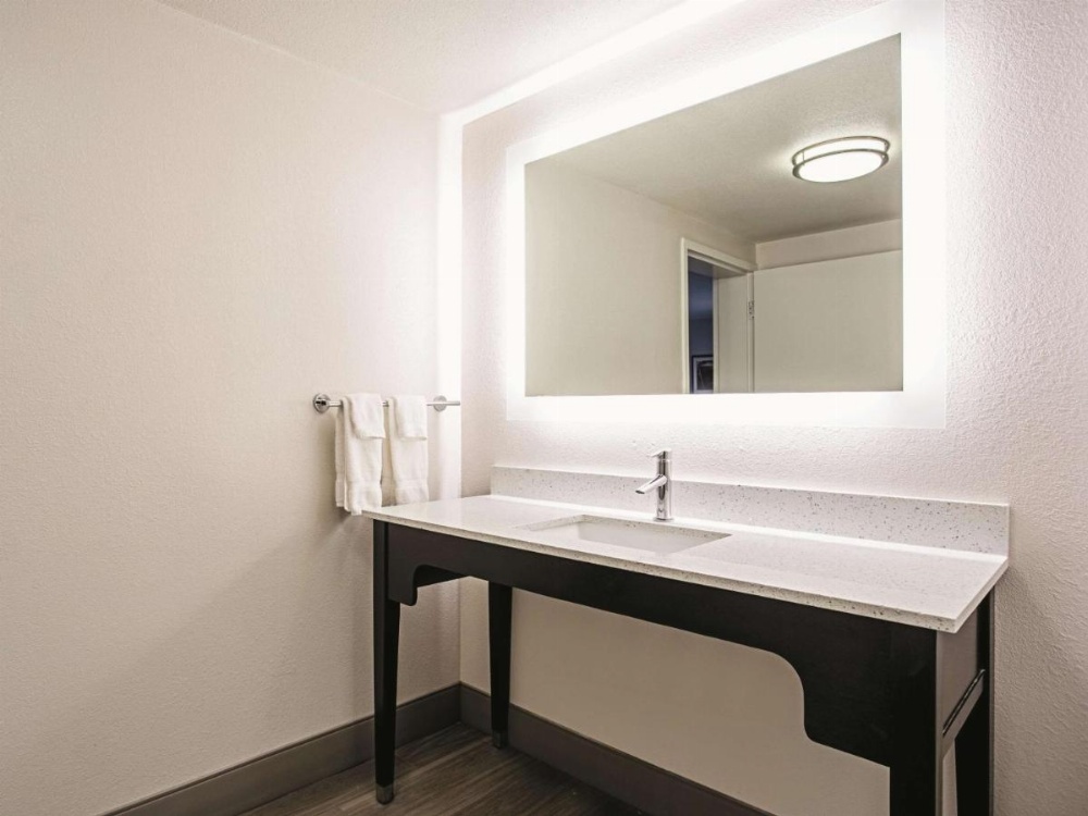 La Quinta Inn & Suites by Wyndham Baltimore N/White Marsh Image 9
